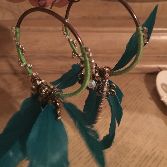 Lucy Hale Betsy Johnson Feather Earrings Sold Out! - Picture 2 of 4